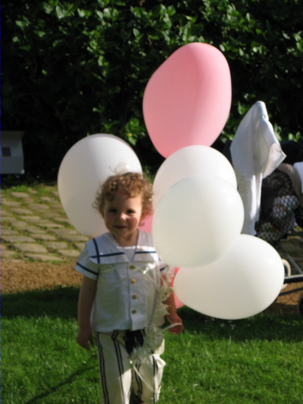 Enfant dans les ballons