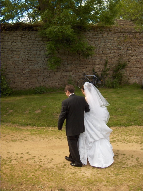 Les mari&eacute;s se dirigent vers le Manoir pour ouvrir le cocktail