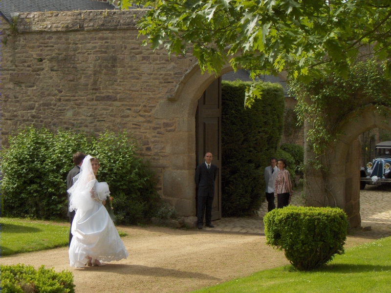 Les mari&eacute;s se dirigent vers le Manoir pour ouvrir le cocktail