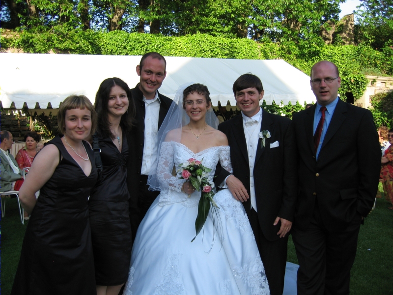 Les mari&eacute;s et leurs invit&eacute;s