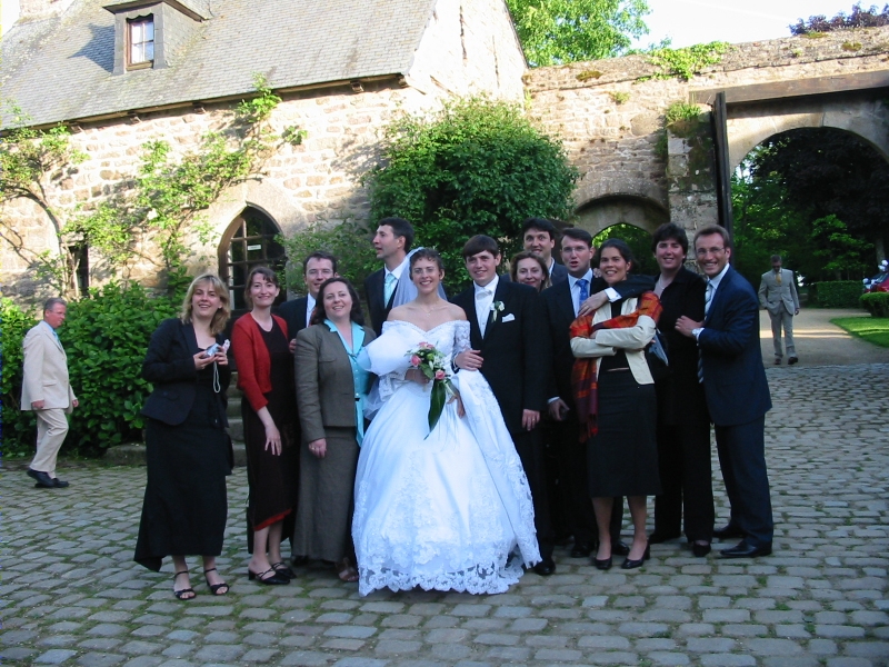 Les mari&eacute;s et leurs invit&eacute;s