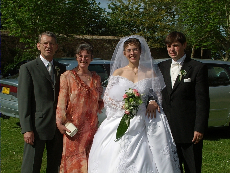 Les mari&eacute;s et les parents de Karine