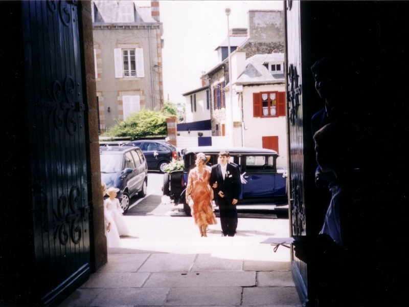 &Eacute;ric et la maman de Karine entrent dans l'&eacute;glise