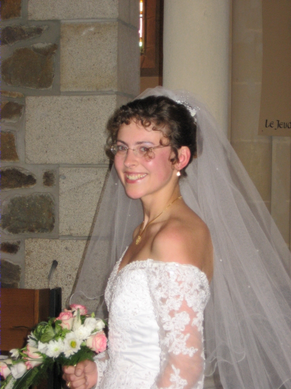 Karine &agrave; l'entr&eacute;e de l'&eacute;glise