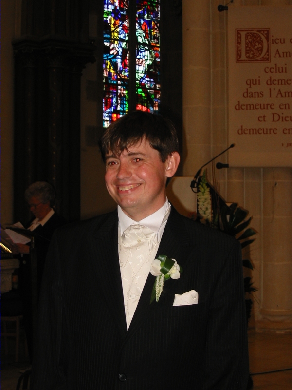 &Eacute;ric regarde Karine entrer dans l'&eacute;glise