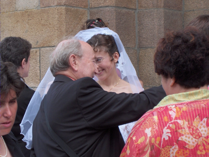 Les invit&eacute;s f&eacute;licitent les mari&eacute;s