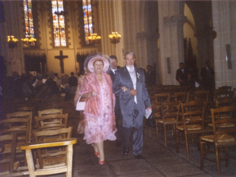 Les parents d'&Eacute;ric sortent de l'&eacute;glise