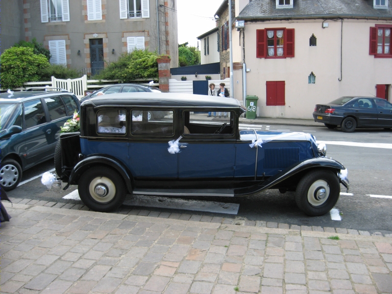 Voiture devant l'&eacute;glise