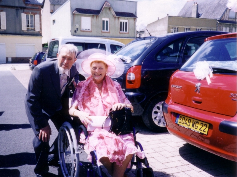 Parents d'&Eacute;ric devant la mairie