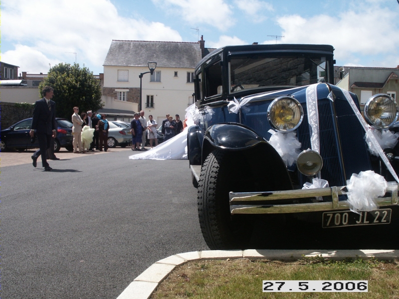 Voiture devant la mairie