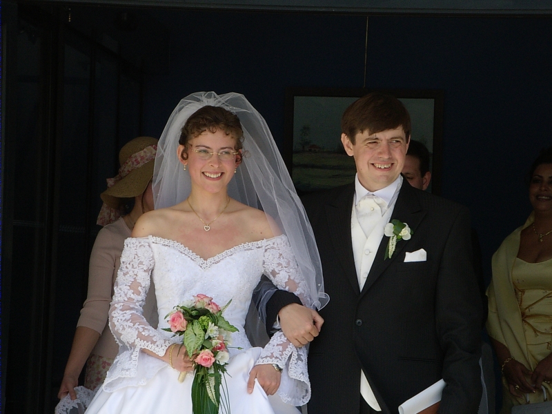 Les mari&eacute;s sortent de la mairie