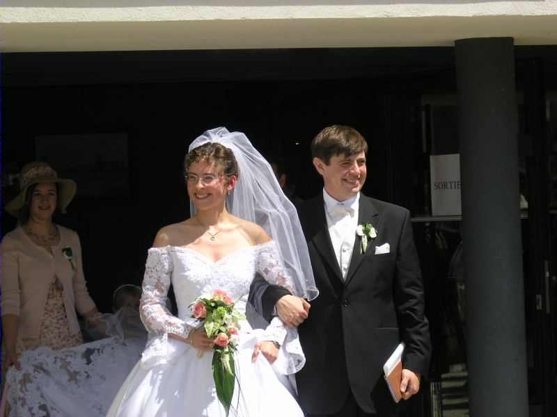 Les mari&eacute;s sortent de la mairie
