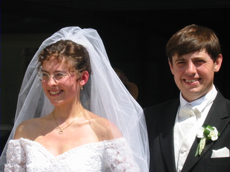 Les mari&eacute;s sortent de la mairie