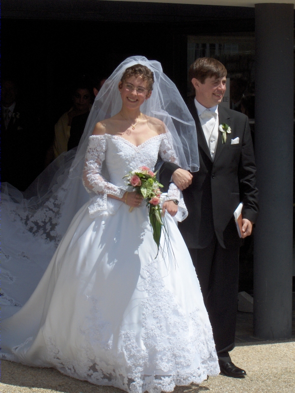 Les mari&eacute;s sortent de la mairie