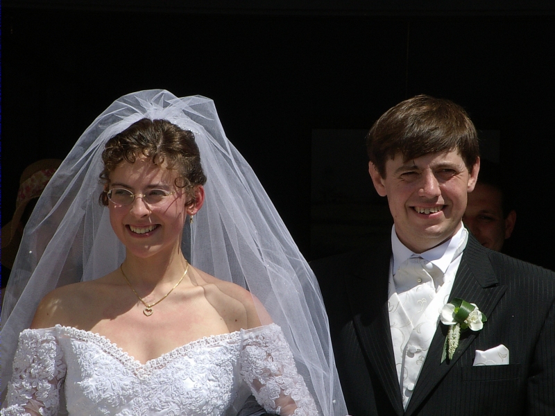 Les mari&eacute;s sortent de la mairie