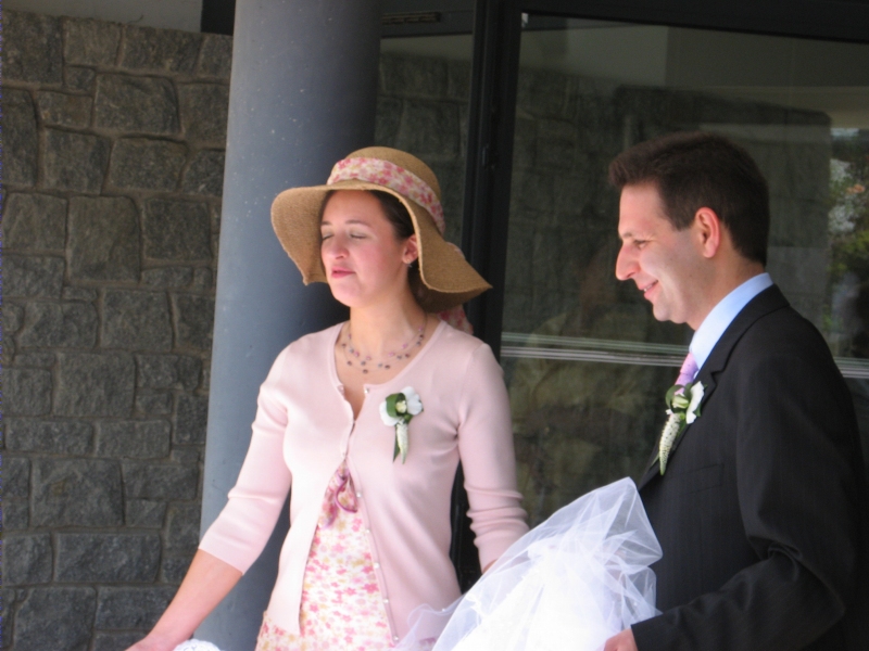 Les t&eacute;moins sortent de la mairie