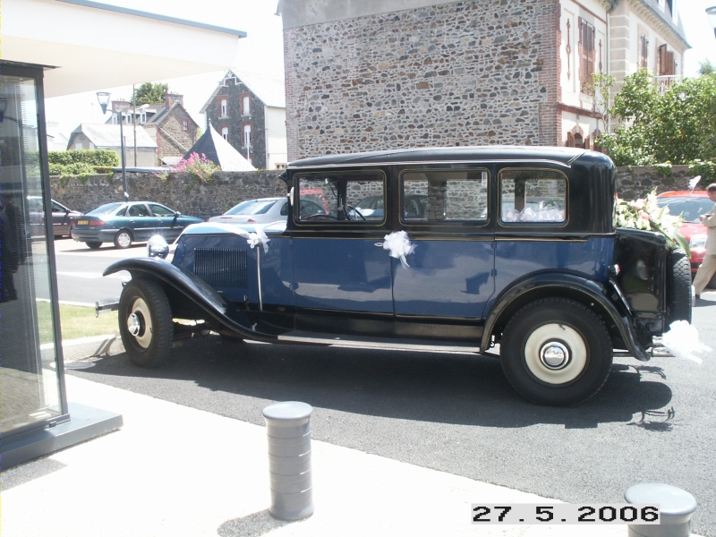 Voiture devant la mairie