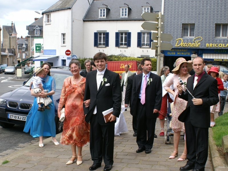 Arriv&eacute;e du cort&egrave;ge &agrave; l'&eacute;glise