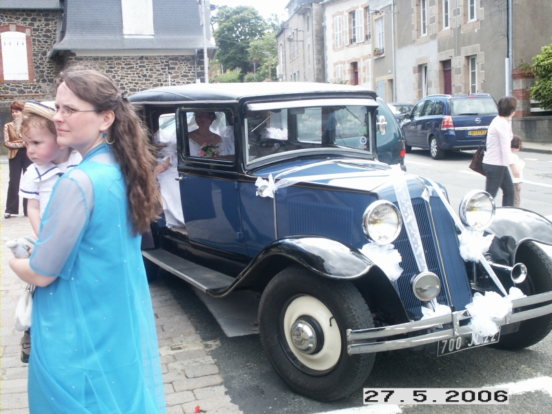 Karine et son papa dans la voiture devant l'&eacute;glise