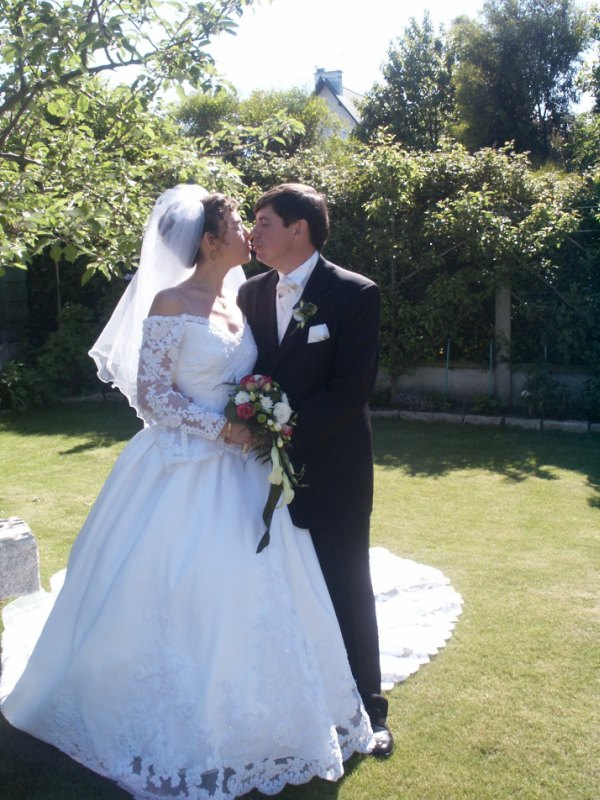 Karine et &Eacute;ric dans le jardin des parents de Karine