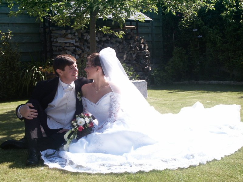 Karine et &Eacute;ric dans le jardin des parents de Karine