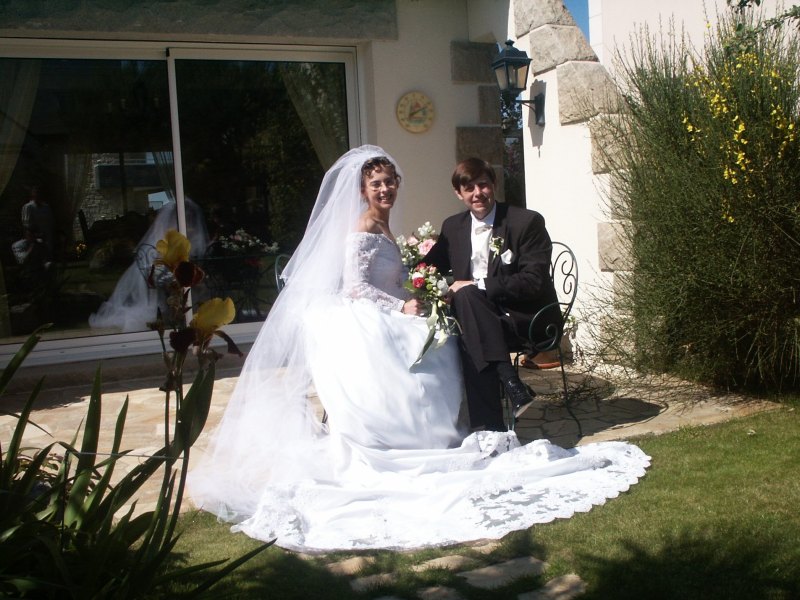 Karine et &Eacute;ric dans le jardin des parents de Karine