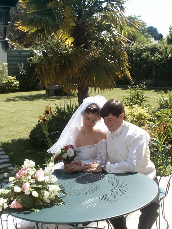 Karine et &Eacute;ric dans le jardin des parents de Karine