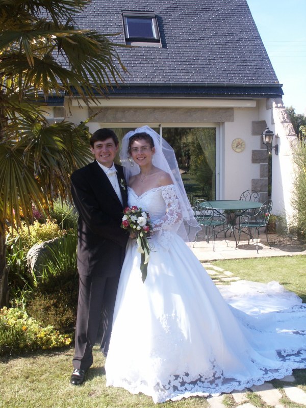 Karine et &Eacute;ric dans le jardin des parents de Karine