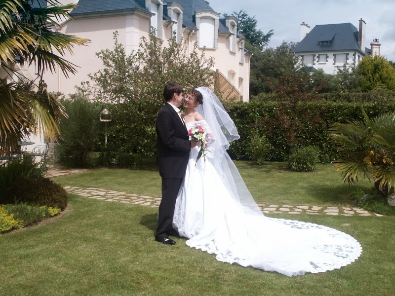 Karine et &Eacute;ric dans le jardin des parents de Karine