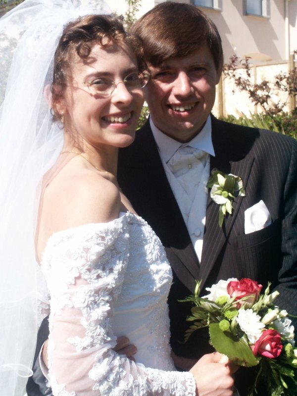 Karine et &Eacute;ric dans le jardin des parents de Karine
