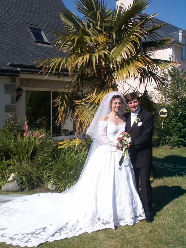 Karine et &Eacute;ric dans le jardin des parents de Karine