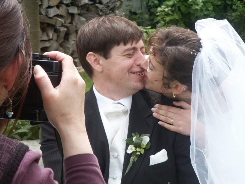 Karine et &Eacute;ric dans le jardin des parents de Karine